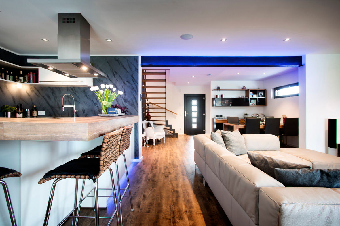 Holzhaus überrascht mit cleverem Energiekonzept - Ein Smart Home muss nicht teuer sein, Gira, Giersiepen GmbH & Co. KG Gira, Giersiepen GmbH & Co. KG Modern living room