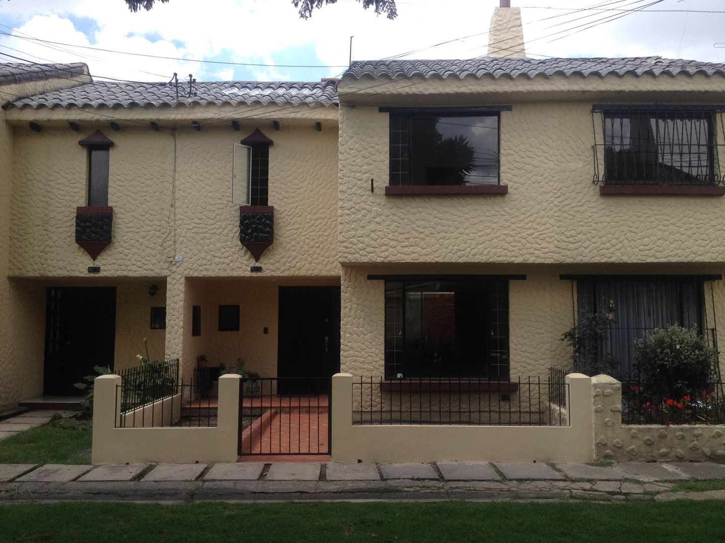 Casa beige de dos pisos, Erick Becerra Arquitecto Erick Becerra Arquitecto Дома на одну семью Бетон