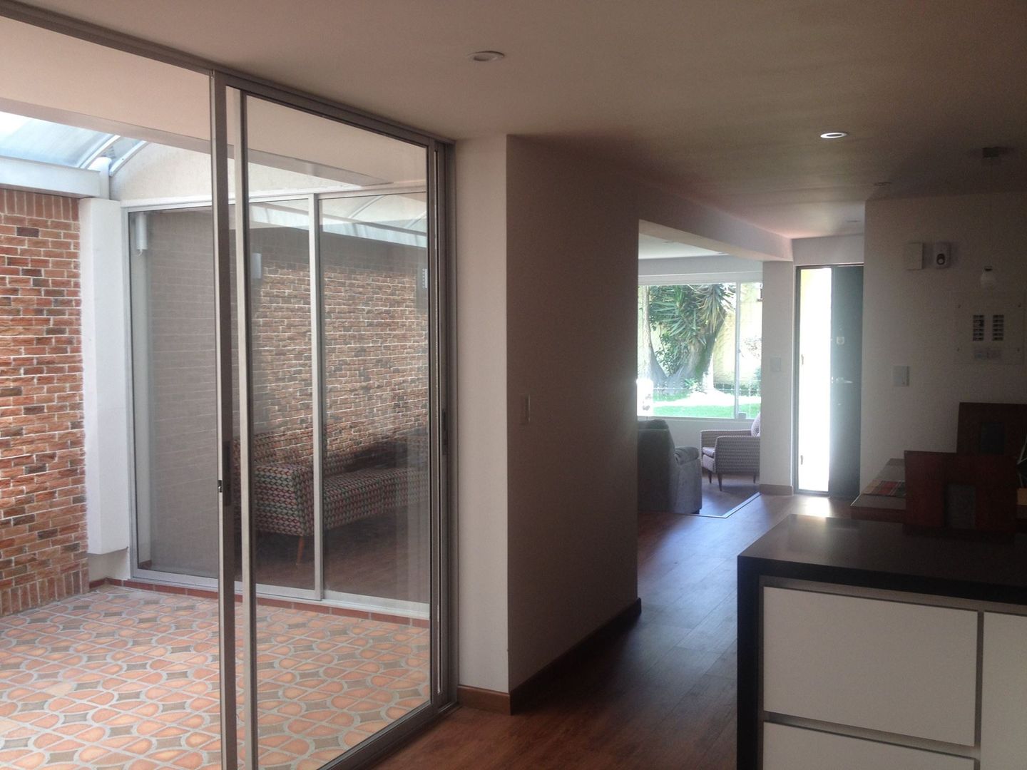 Casa beige de dos pisos, Erick Becerra Arquitecto Erick Becerra Arquitecto Modern corridor, hallway & stairs Wood-Plastic Composite