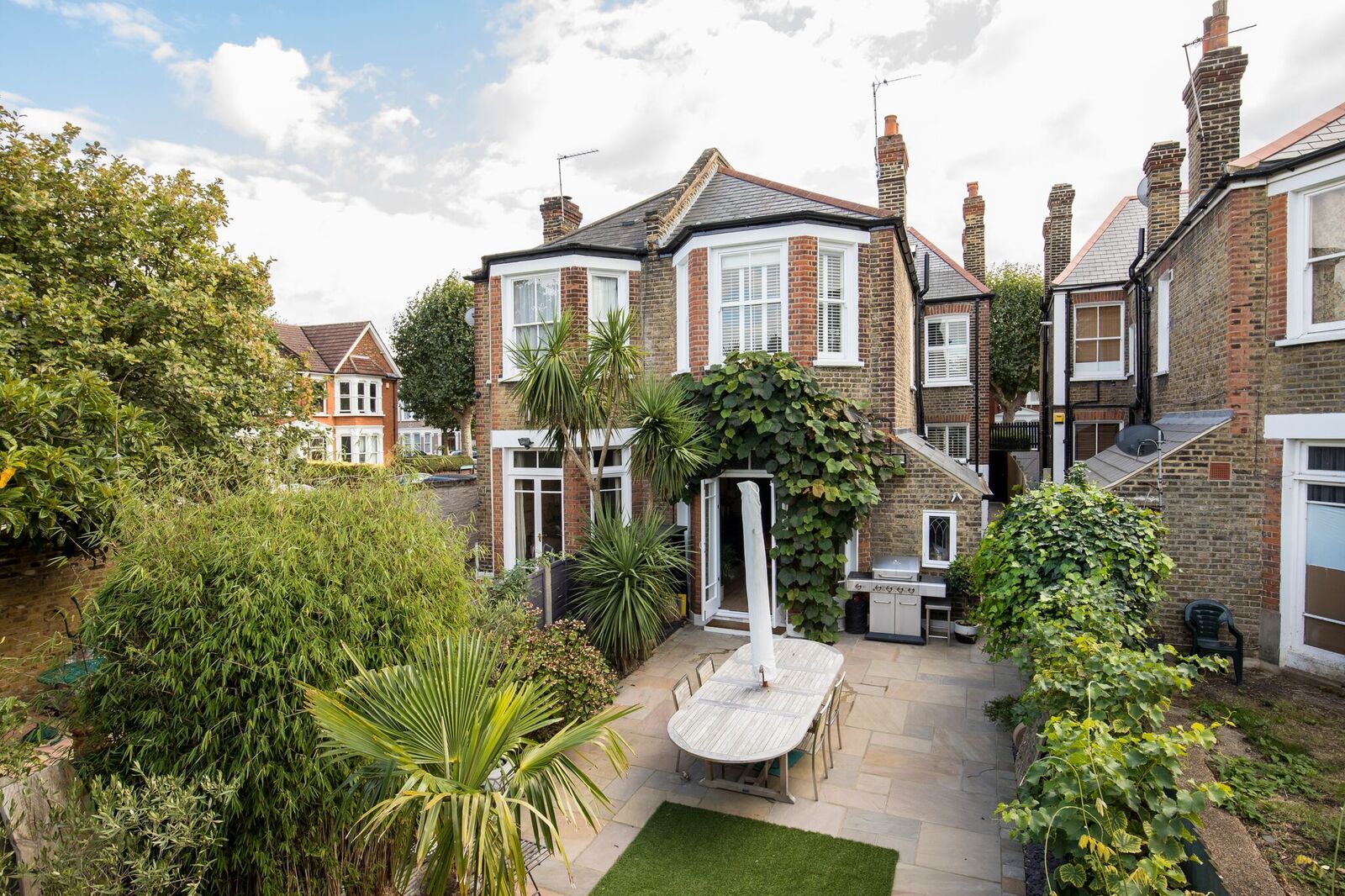 Exterior of this London home homify منزل عائلي صغير طوب Garden,Patio,Garden table