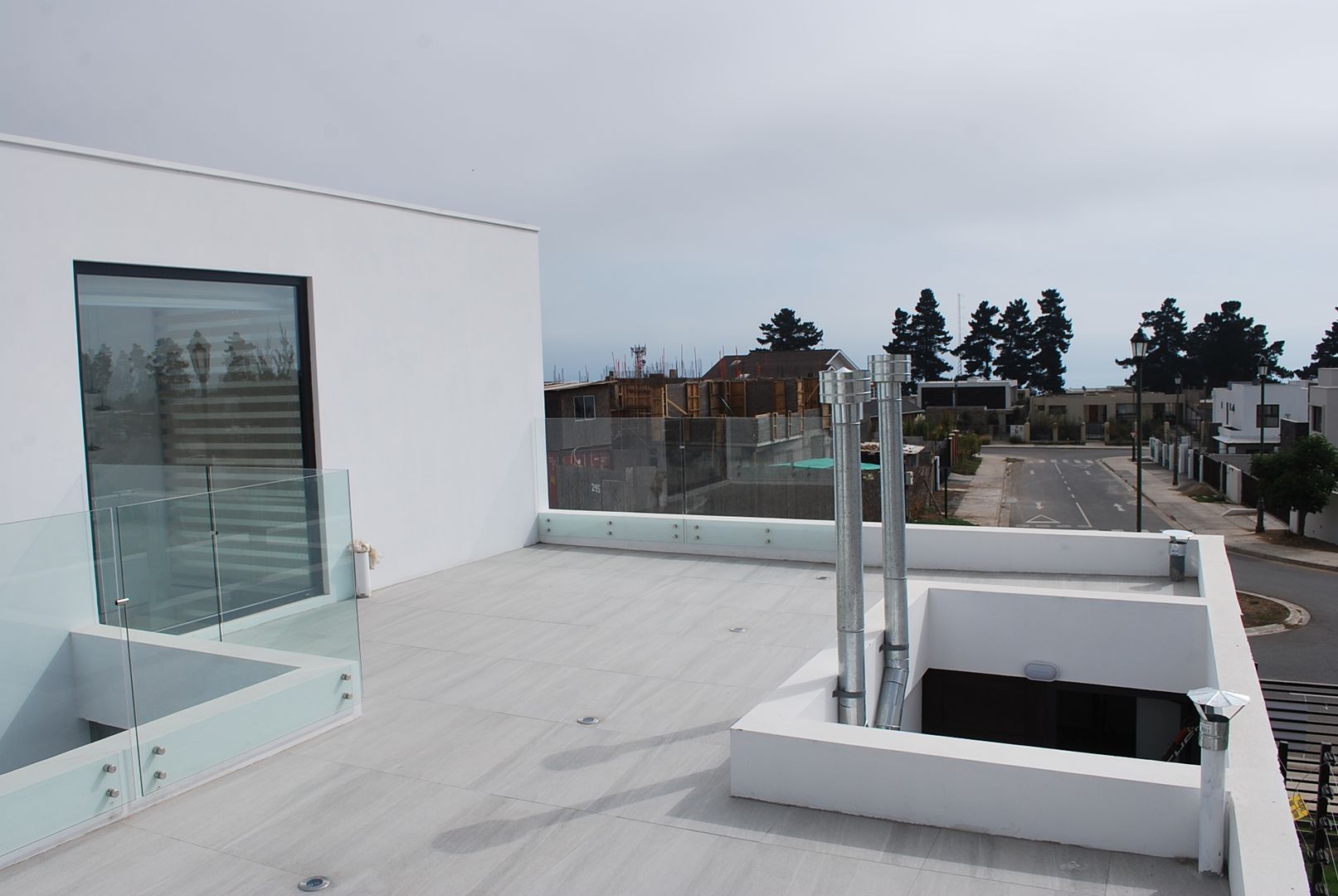 Casa Figueroa Nuñez, DARQ studio DARQ studio Balcones y terrazas modernos: Ideas, imágenes y decoración