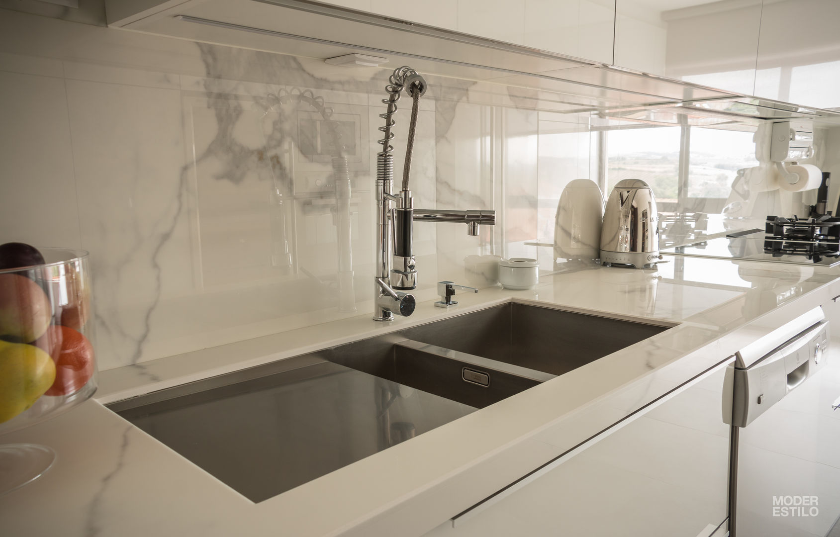 Remodelação a Branco, Moderestilo - Cozinhas e equipamentos Lda Moderestilo - Cozinhas e equipamentos Lda Modern style kitchen Sinks & taps