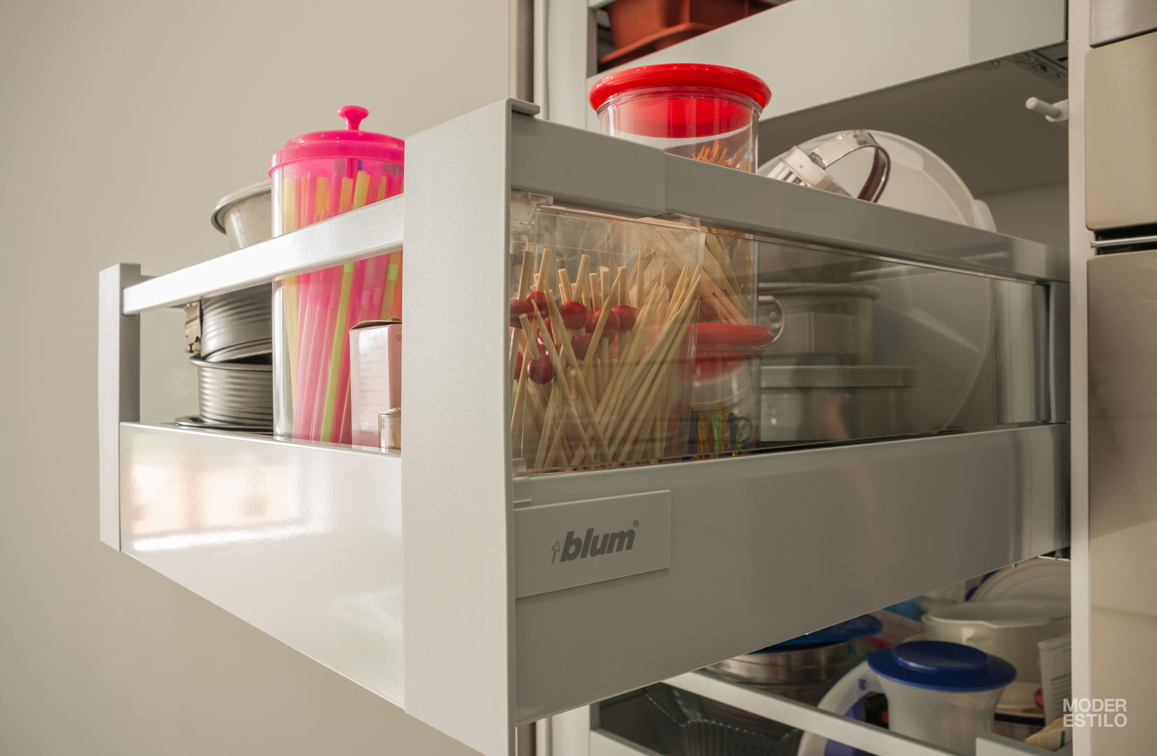 Remodelação a Branco, Moderestilo - Cozinhas e equipamentos Lda Moderestilo - Cozinhas e equipamentos Lda Modern kitchen Storage