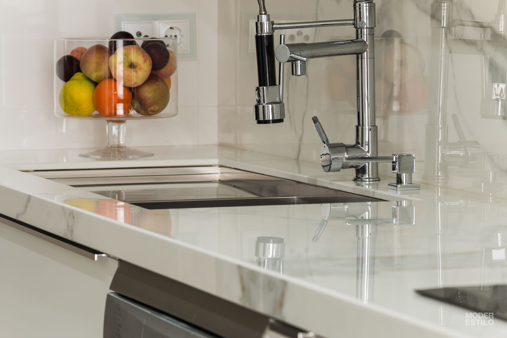 Remodelação a Branco, Moderestilo - Cozinhas e equipamentos Lda Moderestilo - Cozinhas e equipamentos Lda Modern style kitchen Sinks & taps