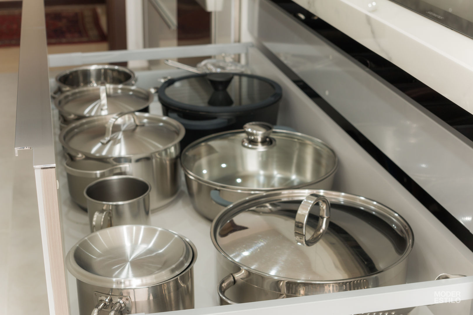 Remodelação a Branco, Moderestilo - Cozinhas e equipamentos Lda Moderestilo - Cozinhas e equipamentos Lda 廚房室 餐具、陶器與玻璃製品