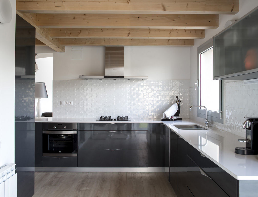 1403_MM Vivienda unifamiliar de alta eficiencia en Viladecavalls., Ofici: arquitectura Ofici: arquitectura Modern style kitchen Wood-Plastic Composite