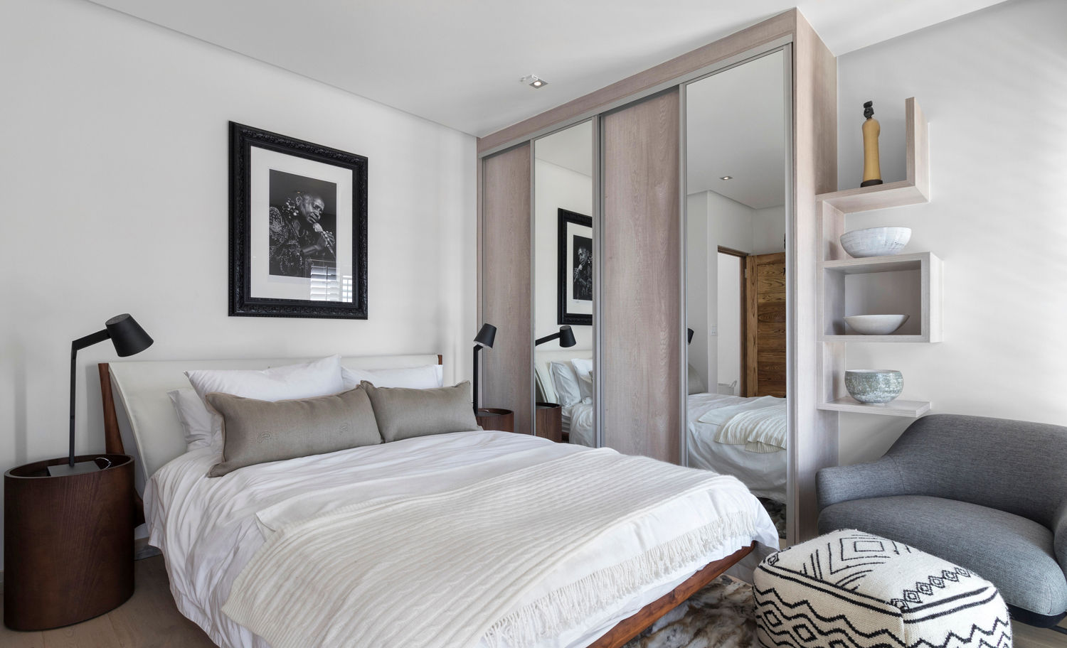 Guest Bedroom Deborah Garth Interior Design International (Pty)Ltd Small bedroom Wood Wood effect