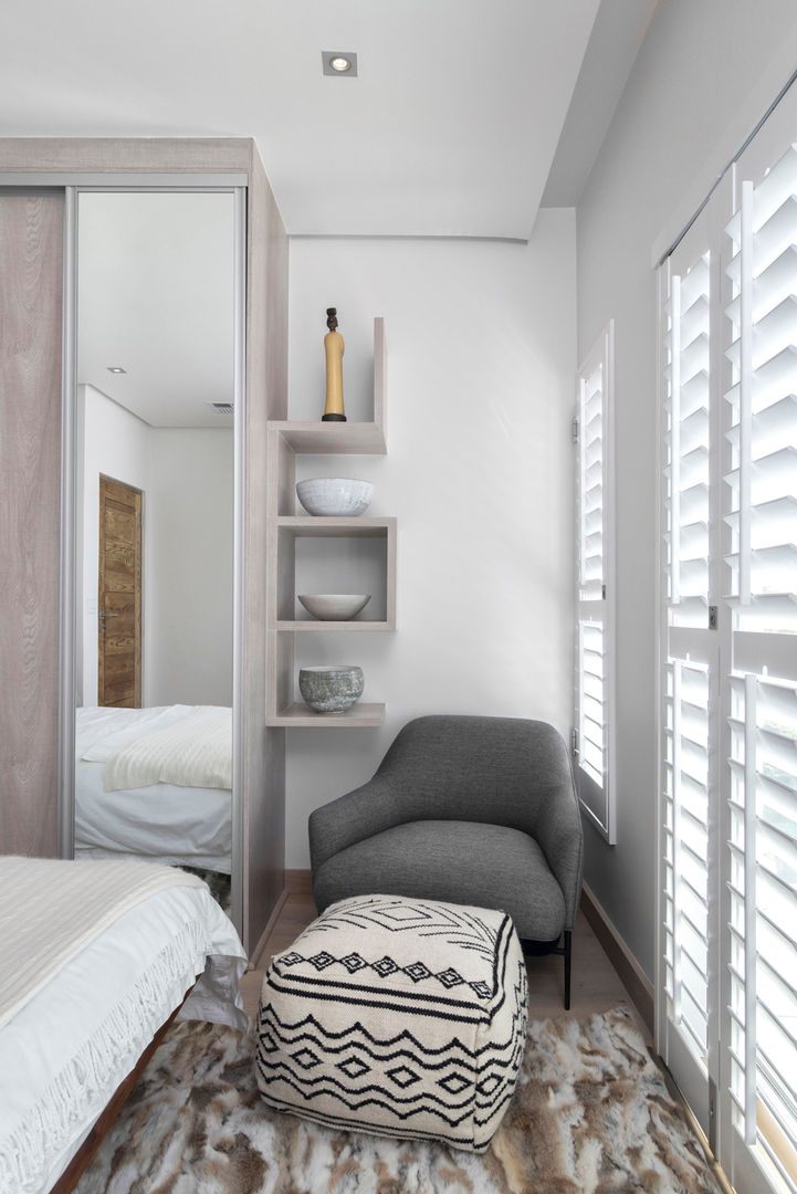 Contemporary Residential Family Home, Deborah Garth Interior Design International (Pty)Ltd Deborah Garth Interior Design International (Pty)Ltd Kamar tidur kecil Kayu Wood effect