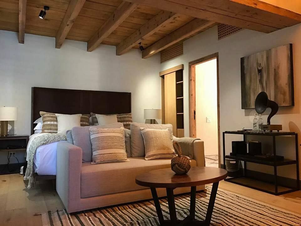 homify Quartos modernos Têxtil Ambar/dourado Camas e cabeceiras