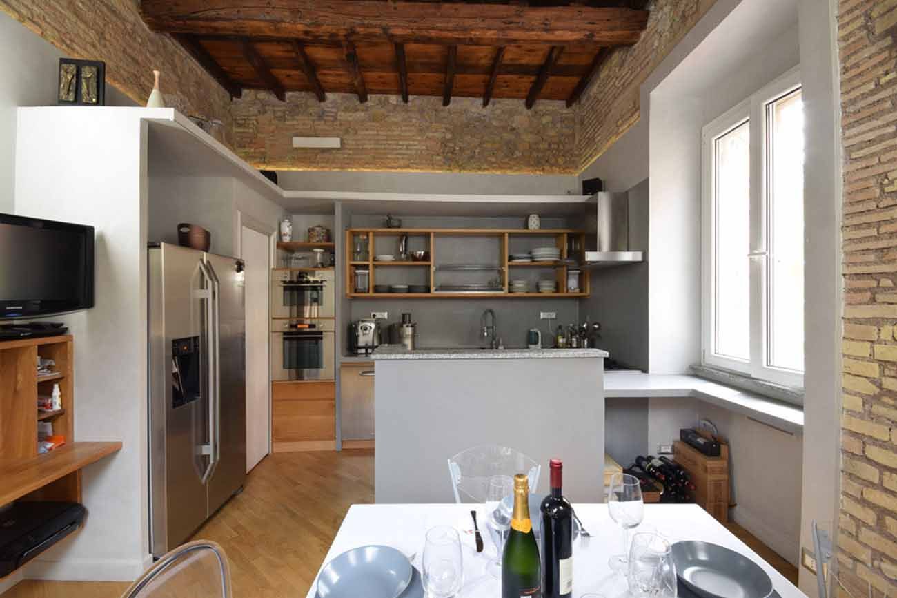 LA CASA DI YANEZ A ROMA, silvestri architettura silvestri architettura Cucina rurale Mobilia,Arredamento,Proprietà,Tavolo,Controsoffitto,Stoviglie,Legna,Finestra,Interior design,Lo scaffale