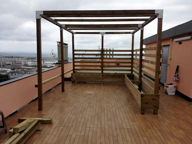 Pergola in legno con travetti ombreggianti e sedute, ONLYWOOD ONLYWOOD Jardines de estilo clásico Madera Acabado en madera Marquesinas, toldos e invernaderos