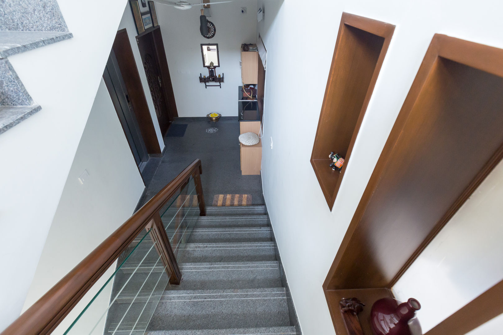 Apartment building- Architecture and Interior design, Synergy Architecture and Interiors Synergy Architecture and Interiors Modern Corridor, Hallway and Staircase