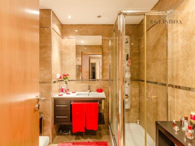 homify Modern bathroom