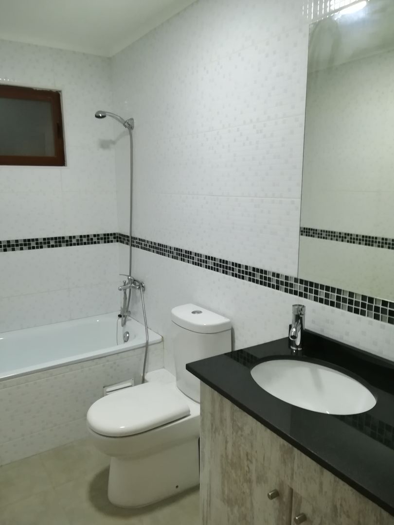 Baño segundo piso MSGARQ Baños de estilo mediterráneo