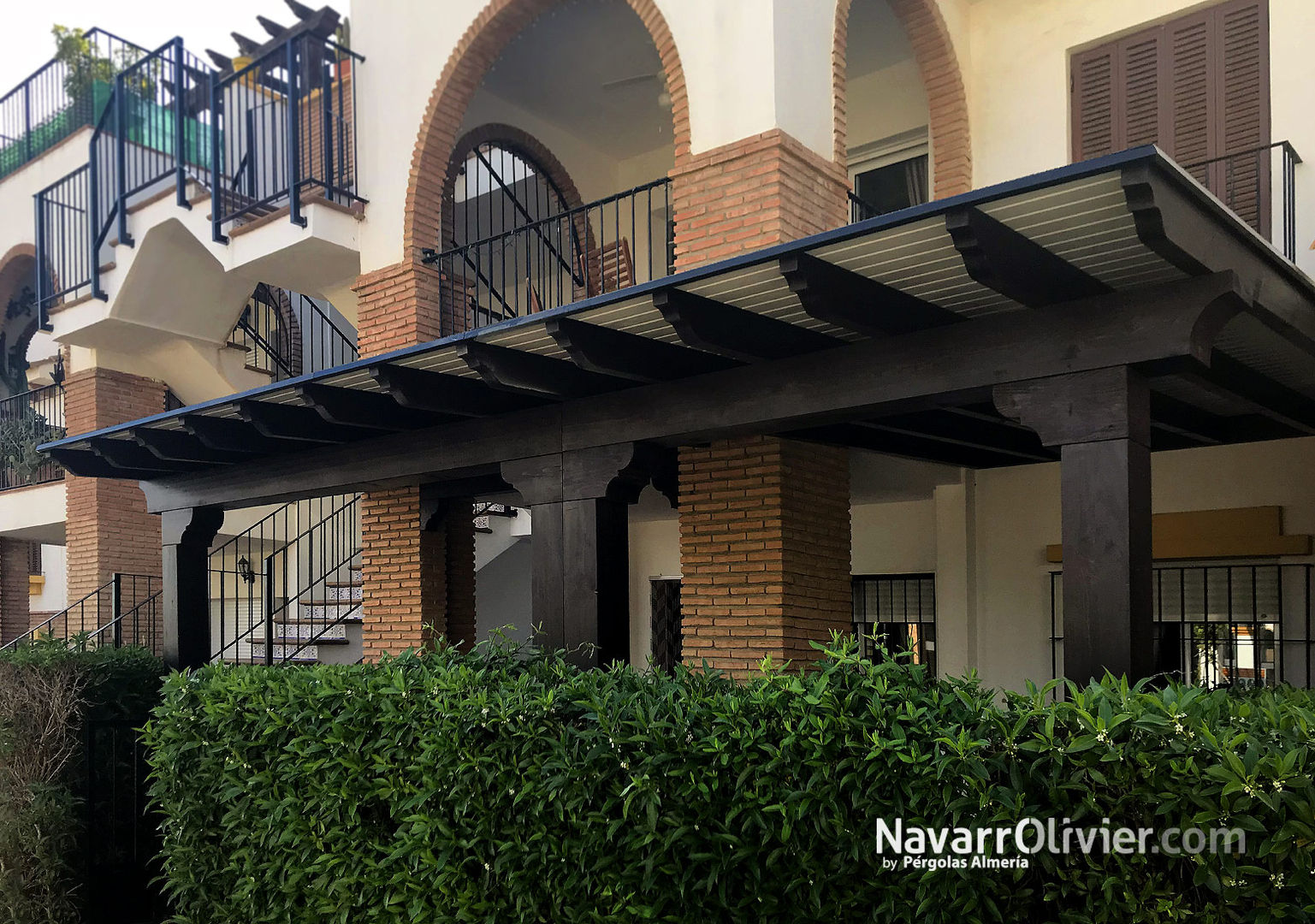 Pérgola clásica en blanco y palisandro NavarrOlivier Techos inclinados Madera Acabado en madera