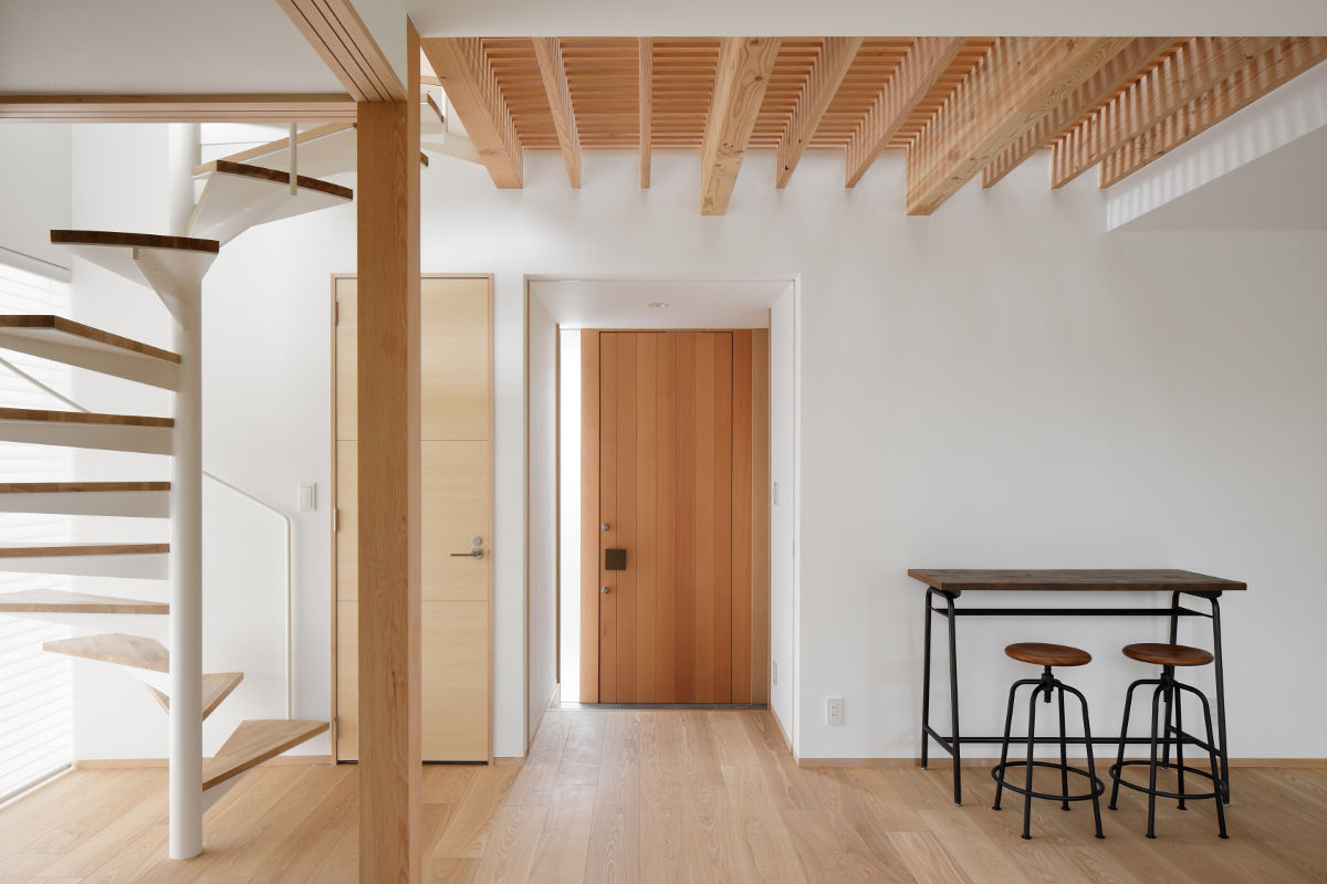 056平塚Kさんの家, atelier137 ARCHITECTURAL DESIGN OFFICE atelier137 ARCHITECTURAL DESIGN OFFICE Scandinavian style corridor, hallway& stairs Wood Wood effect