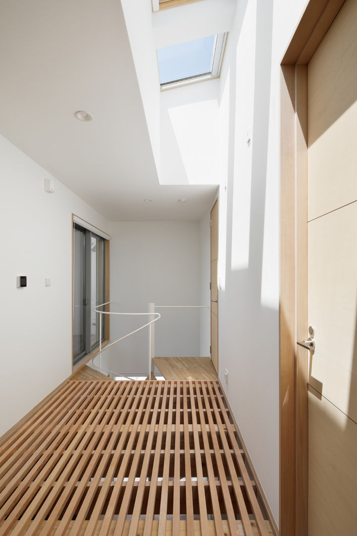 階段ホール atelier137 ARCHITECTURAL DESIGN OFFICE モダンスタイルの 玄関&廊下&階段 木 木目調