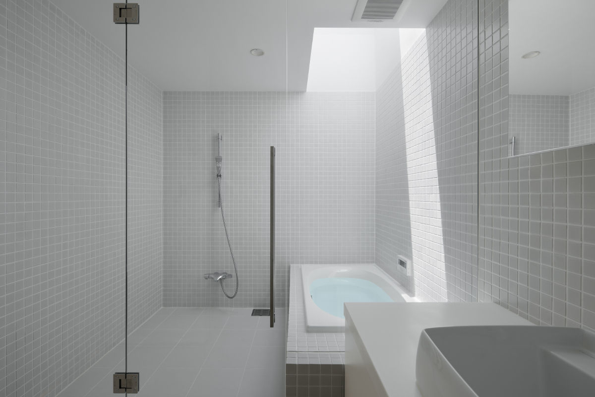 056平塚Kさんの家, atelier137 ARCHITECTURAL DESIGN OFFICE atelier137 ARCHITECTURAL DESIGN OFFICE Modern bathroom Tiles