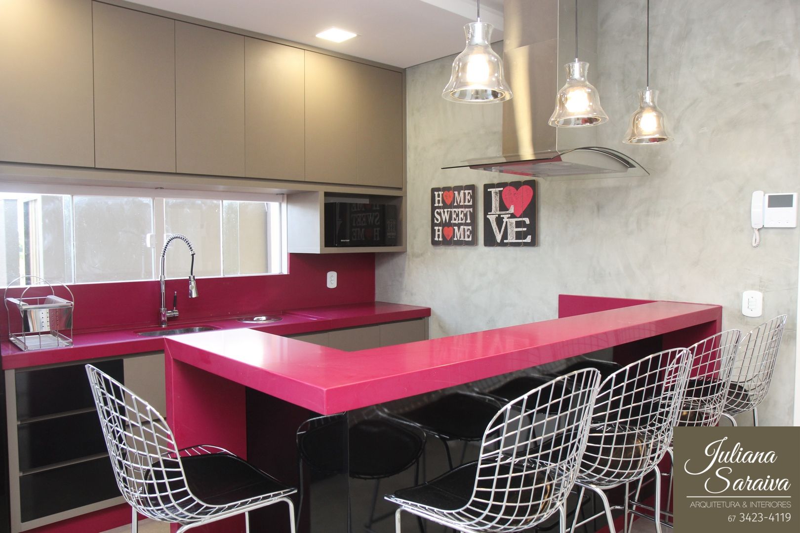 Cozinha Rosa Moderna Juliana Saraiva Arquitetura & Interiores Cozinhas modernas MDF Cozinha,Rosa,concreto queimado,moderno,minimalista,preto,cinza,pendentes,quadrinhos,bancada rosa,banquetas,quadrinho love