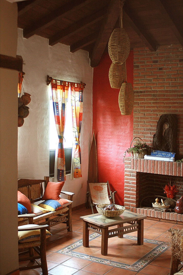 sala con chimenea Orlando Quiñones Salas de estilo rústico Ladrillos