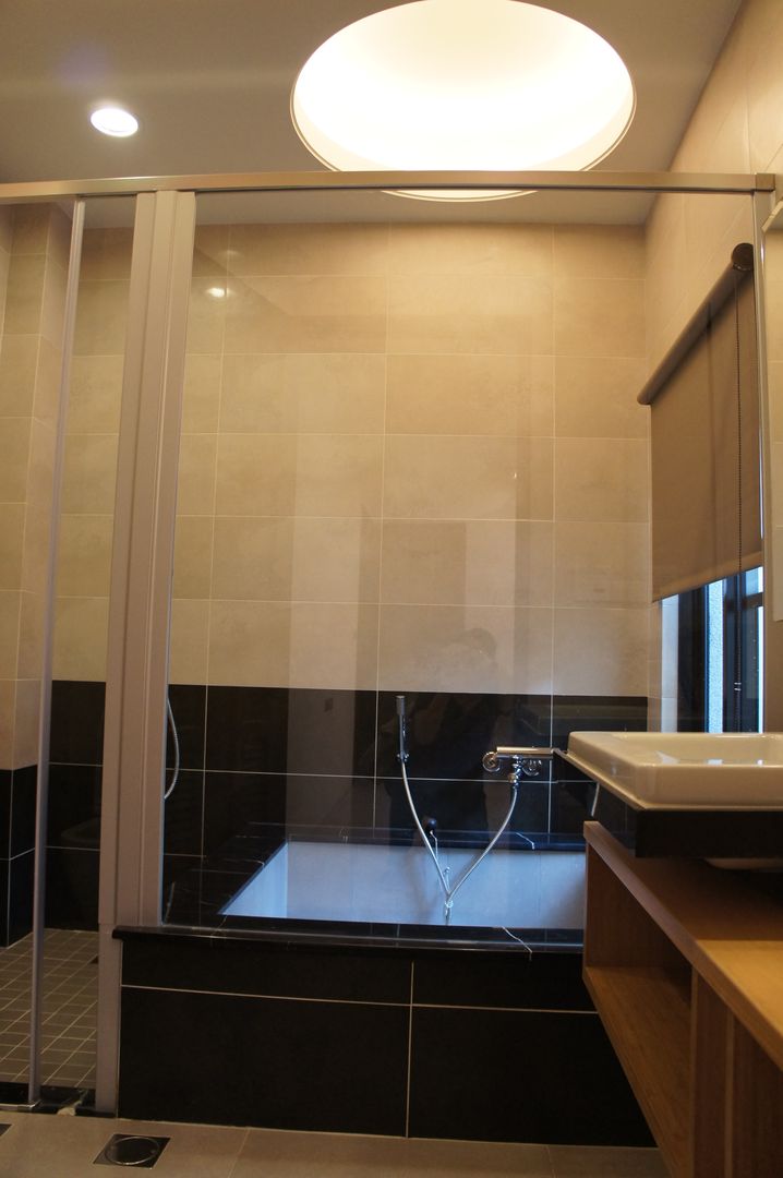 1F泡湯池 houseda Eclectic style bathrooms Tiles