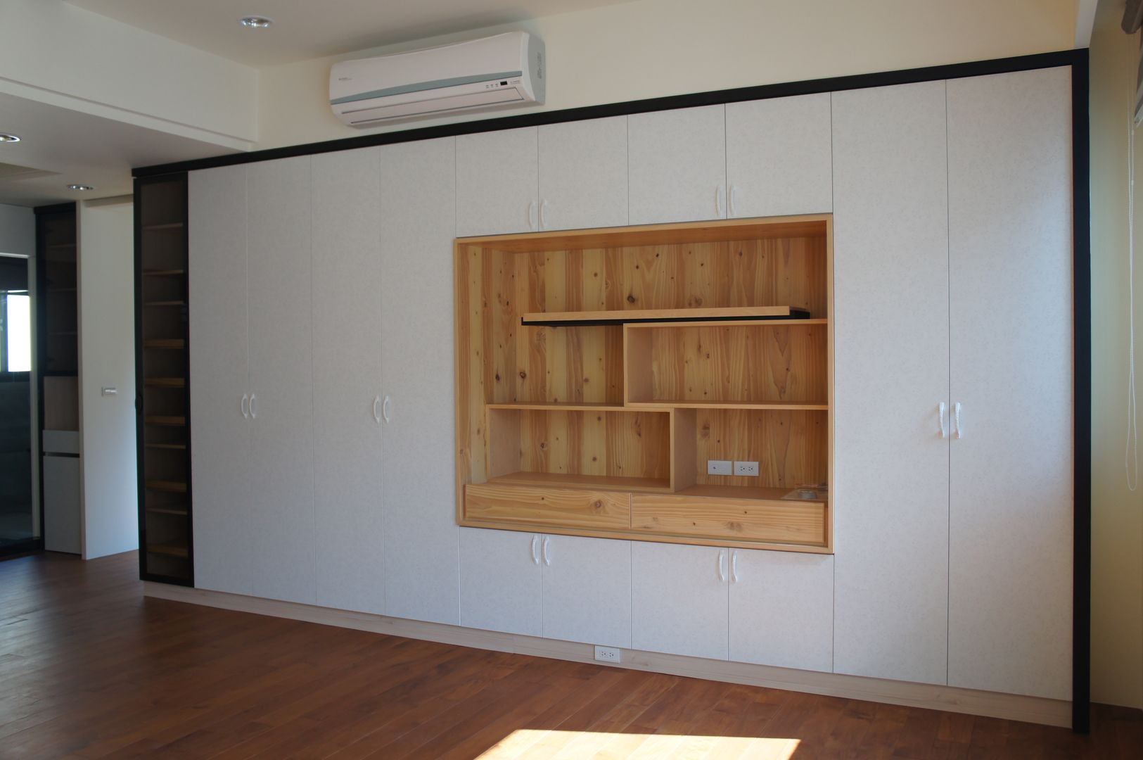 主臥室展示櫃及衣櫃 houseda Eclectic style bedroom MDF