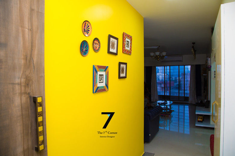 3bhk Residence at goregoan , mumbai, The 7th Corner Interior The 7th Corner Interior 和風の 玄関&廊下&階段