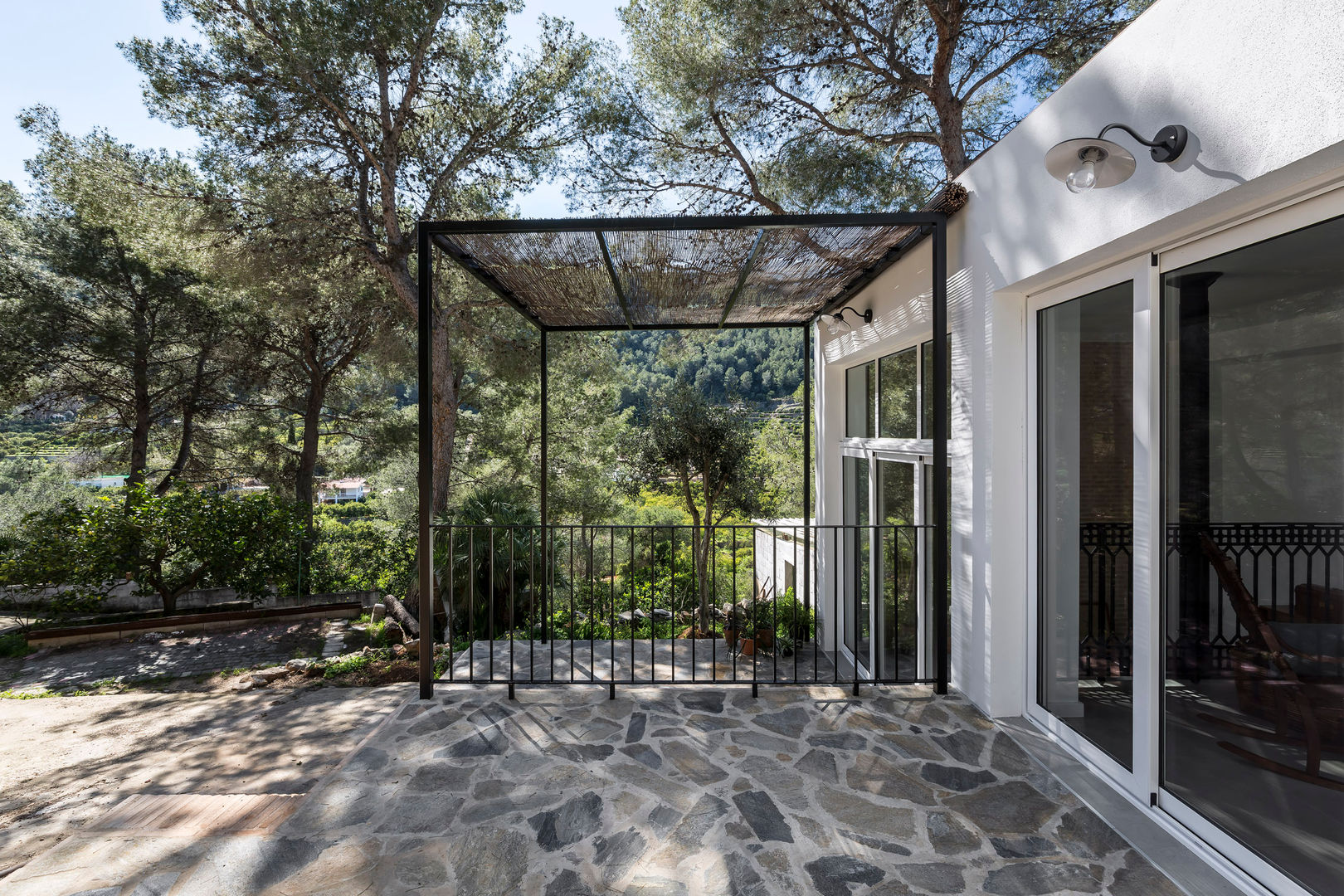 Casa en La Murta homify Casas de estilo mediterráneo amplitud, arquitecto, arquitecto en valencia, arquitectura, arquitectura en valencia, arquitectura moderna, arquitectura moderna en valencia, arquitectura sostenible, arquitectura sostenible en valencia, bosque, campo, casa, casa cubo, casa de campo, casa en valencia, casa mediterránea, casa moderna, casa rural, casa sostenible, construcción, construcción en valencia, construcción sostenible en valencia, construcción sostenible, diseño, diseño arquitectónico, diseño de casa, diseño en valencia, diseño minimalista, diseño modernista, diseño sostenible, diseño sostenible en valencia, entorno, espacio, espacio sostenible, espacios abiertos, estudio, estudio de arquitectura, estudio de arquitectura en valencia, iluminacion, luz, montaña, paisaje, proyecto, proyecto de arquitectura, proyecto de arquitectura en valencia, proyecto en valencia, reforma, reforma de vivienda, reforma de vivienda en valencia, reforma en valencia, reforma integral, reforma sostenible, rehabilitación, rehabilitación en valencia, rehabilitación integral, rehabilitación sostenible, rehabilitación vivienda, rehabilitación vivienda en valencia, sol, tambori, tambori arquitectes, valencia, ventilación cruzada, verano, visual cruzada, vivienda, vivienda en valencia, vivienda moderna, vivienda rural, vivienda sostenible, vivienda unifamiliar, amplitude, architect, architect in valencia, architecture, architecture in valencia, modern architecture, modern architecture in valencia sustainable, architecture sustainable, architecture in valencia, forest, field, house cube, house cottage, house in valencia, mediterranean house, modern house, rural house, sustainable house, building, construction in valencia, sustainable construction in valencia, sustainable construction, design, architectural design, house design, design in valencia, minimalist design, modernist design, sustainable design, sustainable design in valencia, environment, space, sustainable space, open spaces, studio, architecture studio, architecture studio in valencia, illumination, light, mountain, landscape, project, architecture project, architecture project in valencia, project in valencia, reform, housing reform, housing reform in valencia, reform in valencia, integral reform, sustainable reform, rehabilitation, rehabilitation in valencia, integral rehabilitation, sustainable rehabilitation, housing rehabilitation housing, rehabilitation in valencia, living place, housing in valencia, modern housing, rural housing, sustainable housing, single family home, architecte, architecte à valence, architecture, architecture à valence, architecture moderne, architecture moderne à valence, architecture durable, architecture durable à valence, forêt, campagne, maison, Maison Cube, maison de campagne, maison à valence, maison méditerranéenne, maison moderne, maison rurale, maison durable, bâtiment, construction à valence, construction durable à valence, construction durable, conception, conception architecturale, conception de la maison, design à valence, design minimaliste, design moderniste, conception durable, conception durable à valence, environnement, espace durable, espaces ouverts, studio d'architecture, studio d'architecture à valence, éclairage, lumière, montagne, paysage, projet d'architecture, projet d'architecture à valence, projet à valence, réforme, réforme du logement, réforme du logement à valence, réforme à valence, réforme intégrale, réforme durable, réhabilitation, réhabilitation à valence, réhabilitation intégrale, réhabilitation durable, réhabilitation de logements, réhabilitation de logements à valence, fachada, facade, façade, pergola, estilo, style, estilo modernista, modernist style, style moderniste, estilo mediterráneo, mediterranean style, style méditerranéen