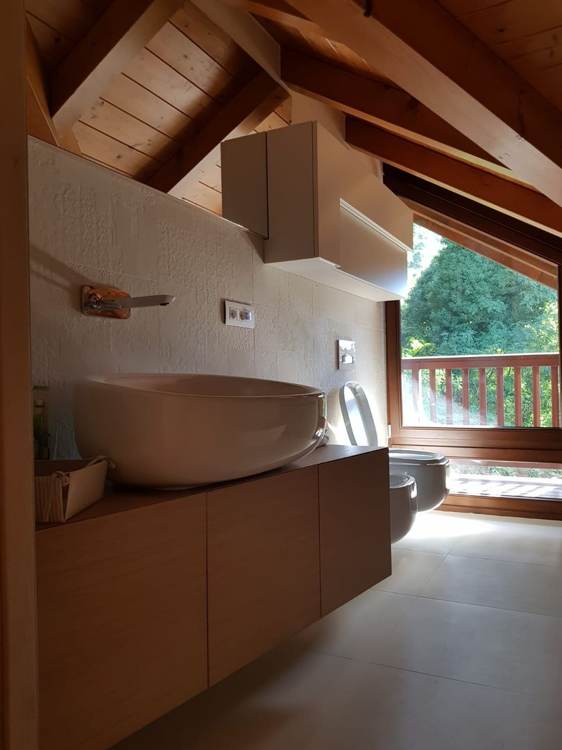 MOBILE BAGNO IN ROVERE, ARREDAMENTI PIVA ARREDAMENTI PIVA Baños de estilo clásico Madera Acabado en madera Sanitarios