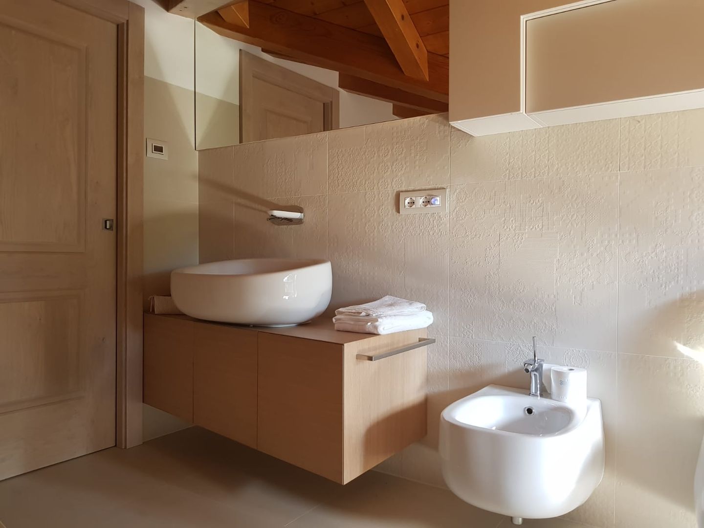 MOBILE BAGNO IN ROVERE, ARREDAMENTI PIVA ARREDAMENTI PIVA Baños de estilo clásico Madera Acabado en madera Sanitarios