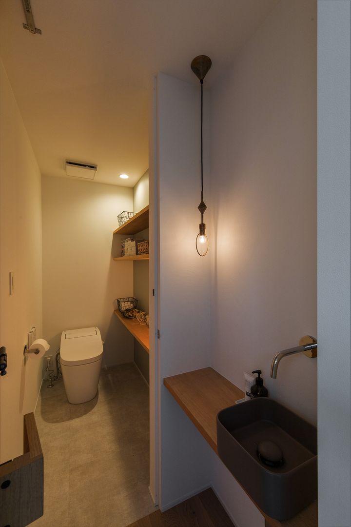 Suita house renovation, ALTS DESIGN OFFICE ALTS DESIGN OFFICE Mediterranean style bathrooms