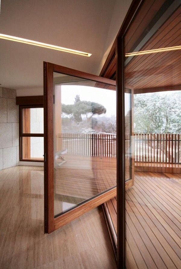 Porta Pivotante e deck de madeira, AL Interiores AL Interiores 門 木頭 Wood effect 門