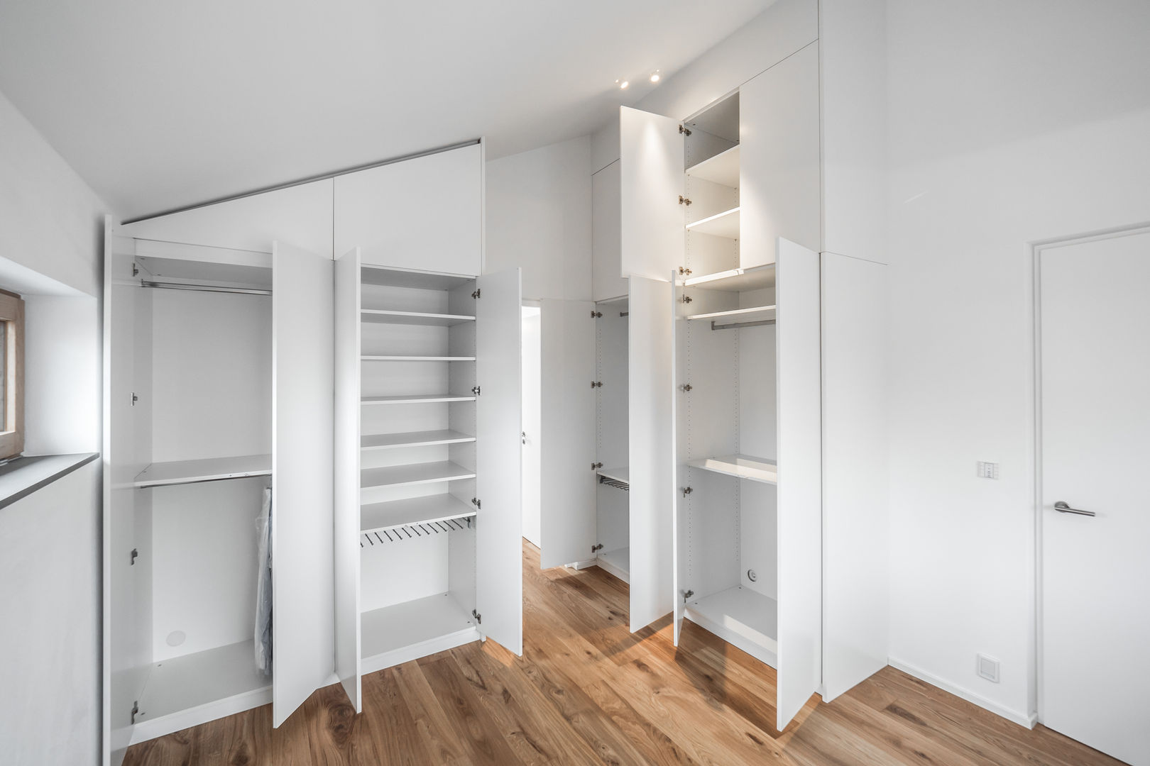 Einbauschrank in eine Dachschräge - geöffnet Mannsperger Möbel + Raumdesign Moderne Ankleidezimmer