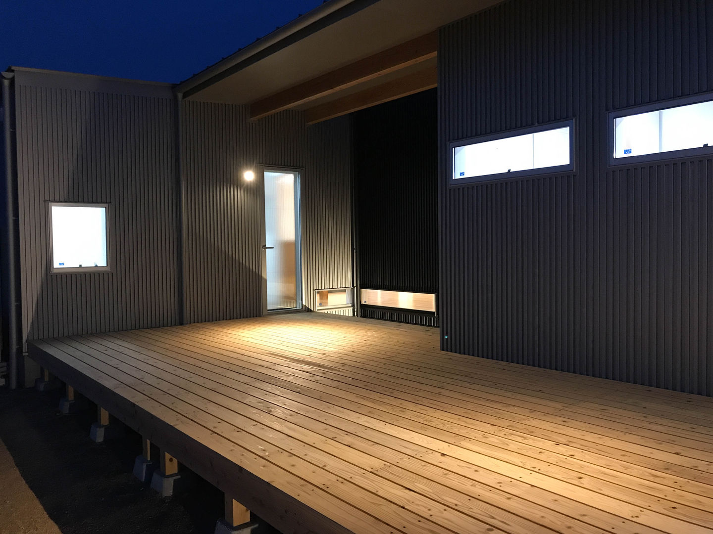 河川敷沿いに建つ平屋の二世帯住宅, KAWAZOE-ARCHITECTS KAWAZOE-ARCHITECTS Modern houses Wood Wood effect
