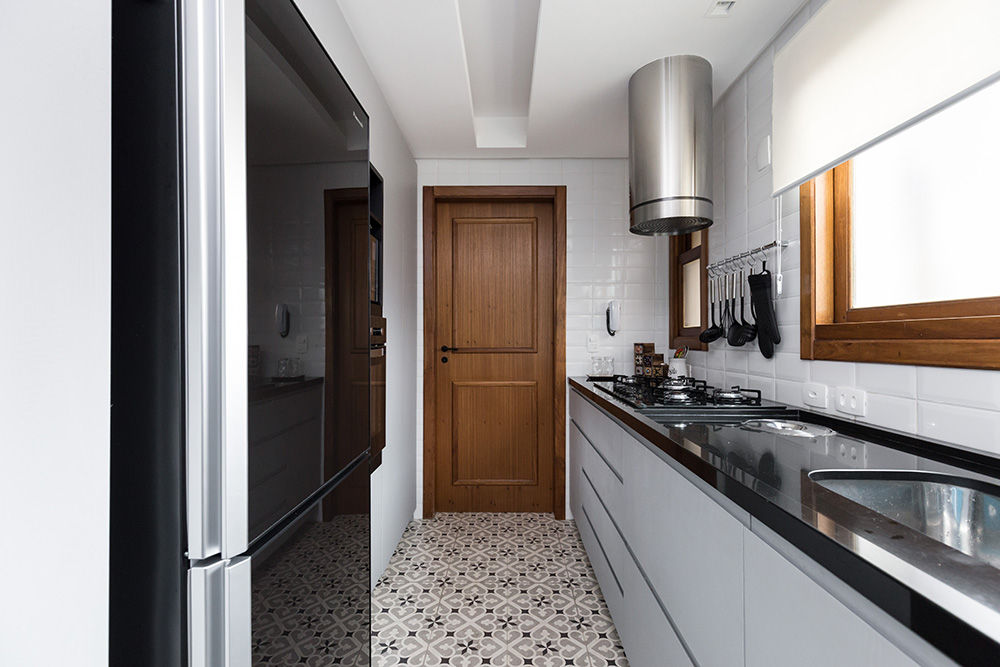 Cozinha Moderna com "Ar Retrô", Rabisco Arquitetura Rabisco Arquitetura وحدات مطبخ