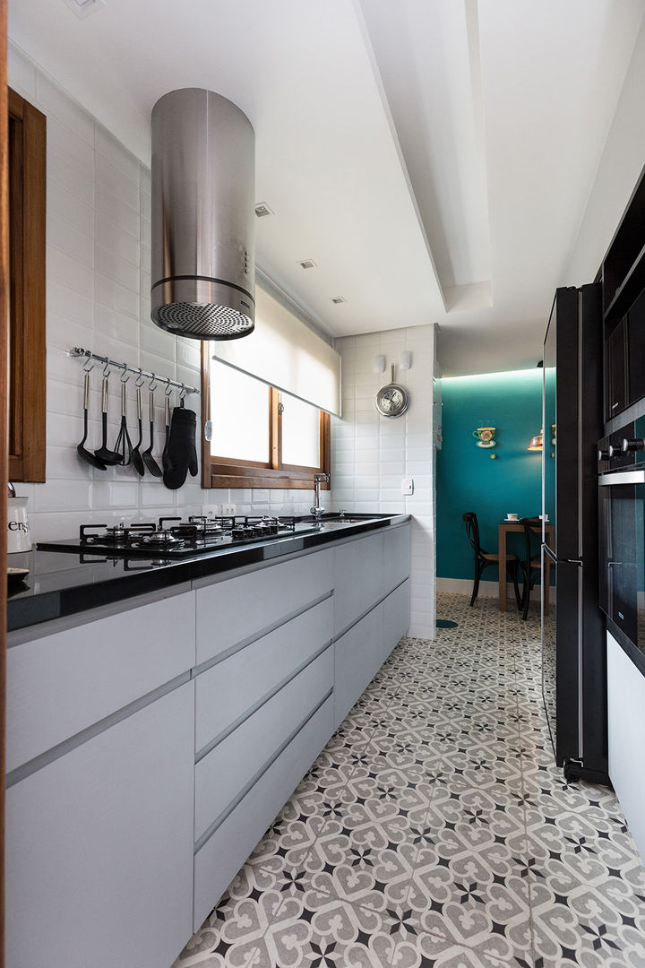 Cozinha Moderna com "Ar Retrô", Rabisco Arquitetura Rabisco Arquitetura Małe kuchnie
