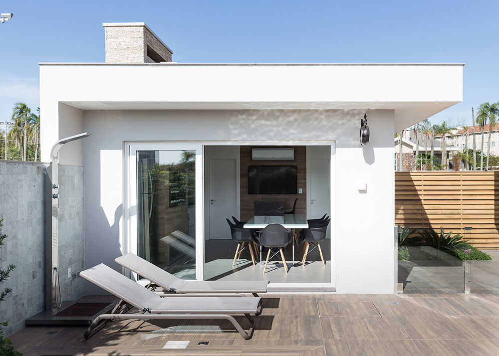 Integração da Piscina com a Edícula Rabisco Arquitetura Garagens e edículas modernas piscina, sol, cadeira de sol, cadeira reclinada, madeira, porcelanato, edícula, espaço gourmet, espreguiçadeira