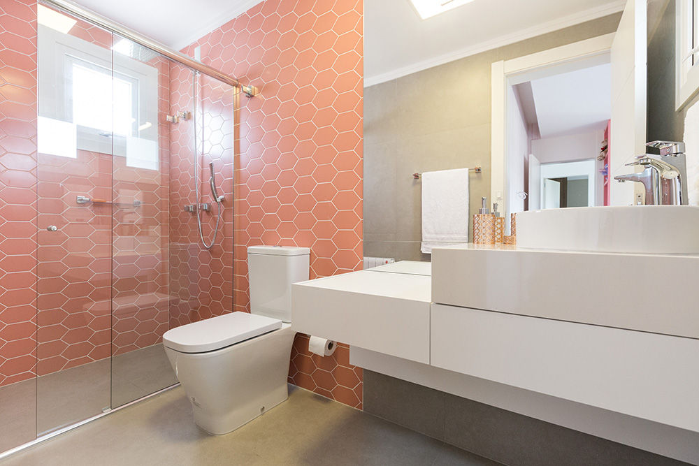 Suite Menina, Rabisco Arquitetura Rabisco Arquitetura Modern bathroom کنکریٹ