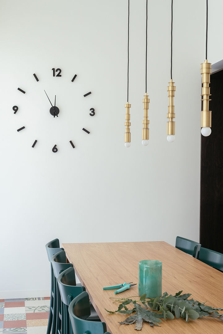sala da pranzo manuarino architettura design comunicazione Sala da pranzo minimalista tavolo da pranzo,sedie cucina,rovere,ottone,pendenti,orologio a parete,Tavoli