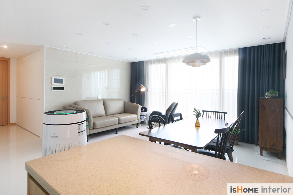 33평 새아파트 인테리어와 홈스타일링로 준 변화, 이즈홈 이즈홈 Rustic style living room