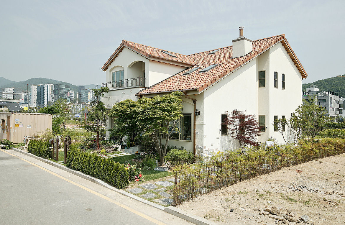 RED GABEL HOUSE, OUA 오유에이 OUA 오유에이 Modern houses