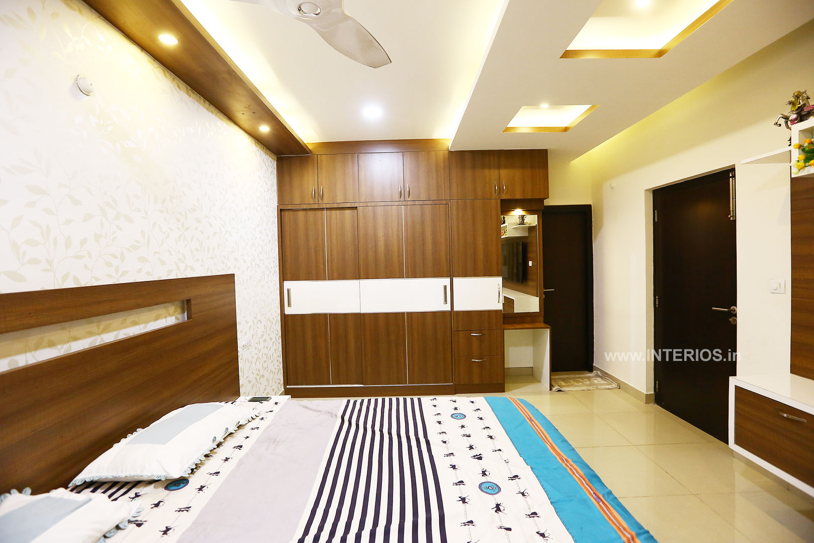 Elegant 3BHK Interior Design at Prestige Bella Vista, Interios by MK Design Interios by MK Design Modern style bedroom