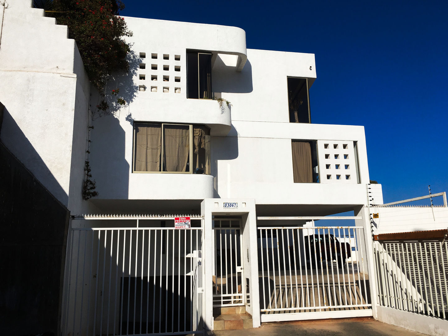 Hermosa Residencia en jardines del sur - Antofagasta homify Paredes y suelos de estilo moderno Hormigón reforzado