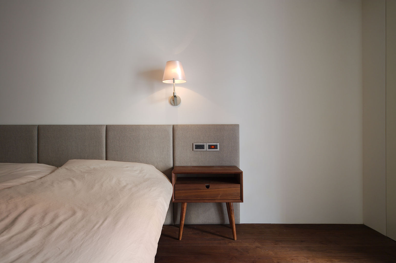 林口葉宅, 直方設計有限公司 直方設計有限公司 Dormitorios de estilo minimalista Madera maciza Multicolor