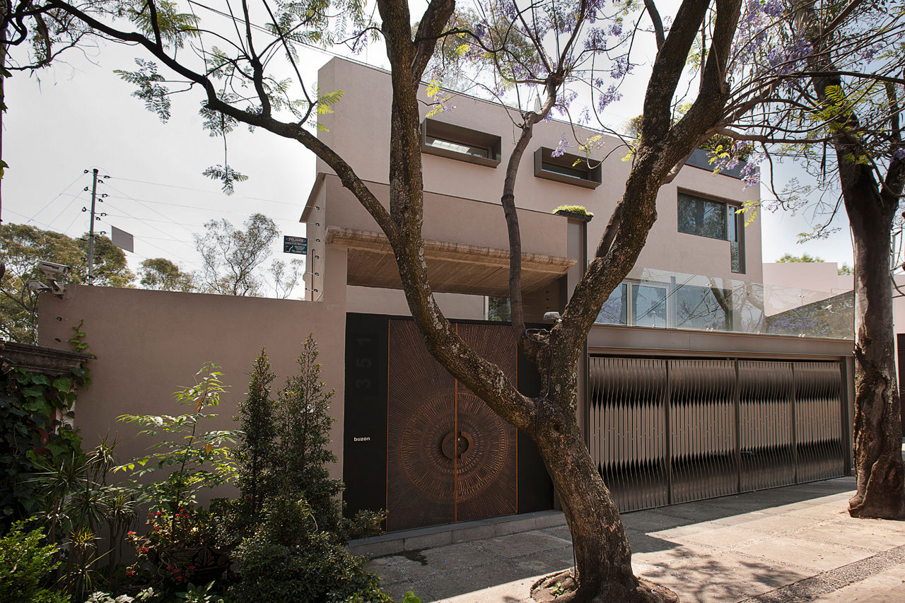 Fachada principal Paola Calzada Arquitectos Casas unifamiliares Concreto