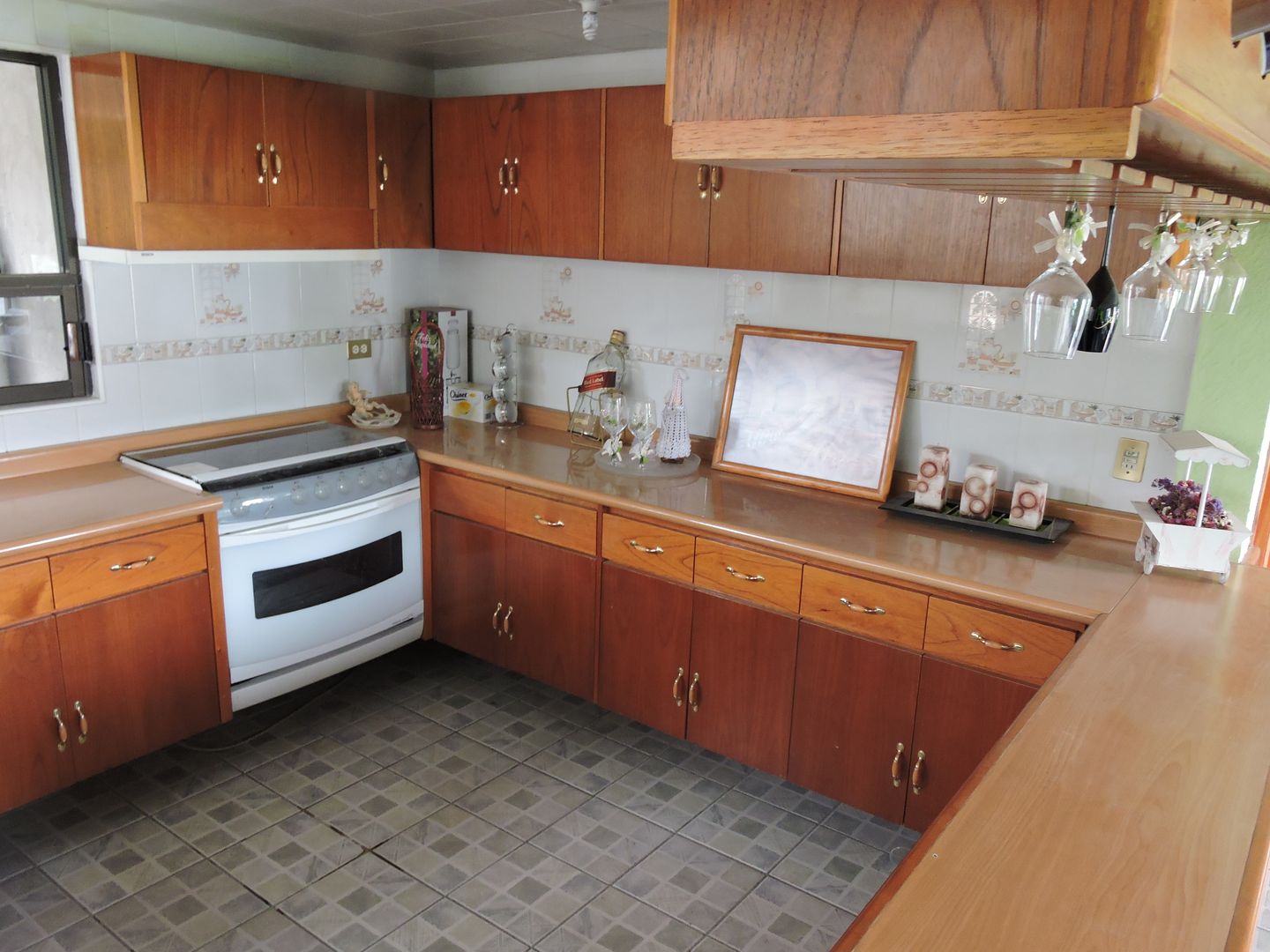 Barra, Cantina y Puertas de cocina en madera., La Casa del Diseño La Casa del Diseño Cozinhas modernas Madeira Efeito de madeira