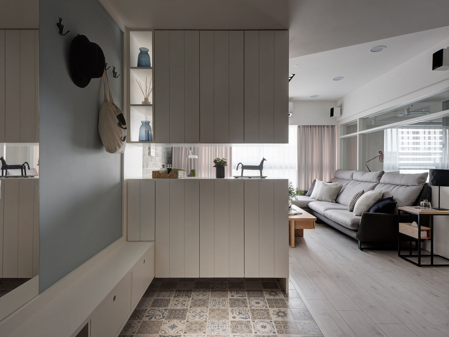 warm, 寓子設計 寓子設計 斯堪的納維亞風格的走廊，走廊和樓梯 家具,橱柜,长椅,室内设计,灯光,舒适,建造,货架,灰色的,木头
