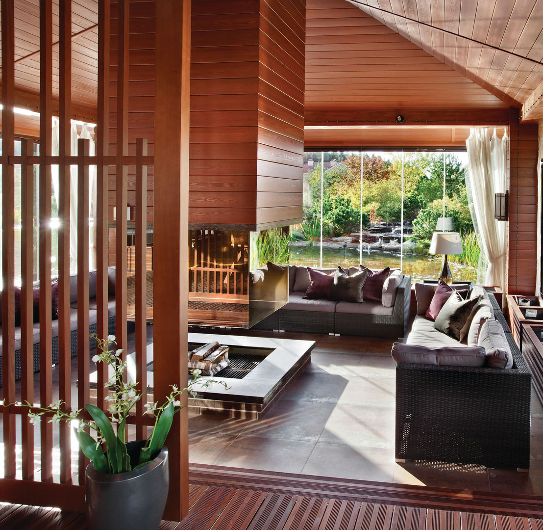 Дом в стиле современного шале с водоемом и садом, AMG project AMG project Balcones y terrazas de estilo ecléctico