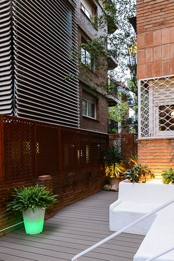 Reforma de una terraza en Barcelona, ETNA STUDIO ETNA STUDIO Vườn phong cách hiện đại Fencing & walls