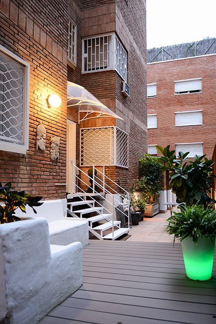 Reforma de una terraza en Barcelona, ETNA STUDIO ETNA STUDIO Modern style gardens Iron/Steel Furniture